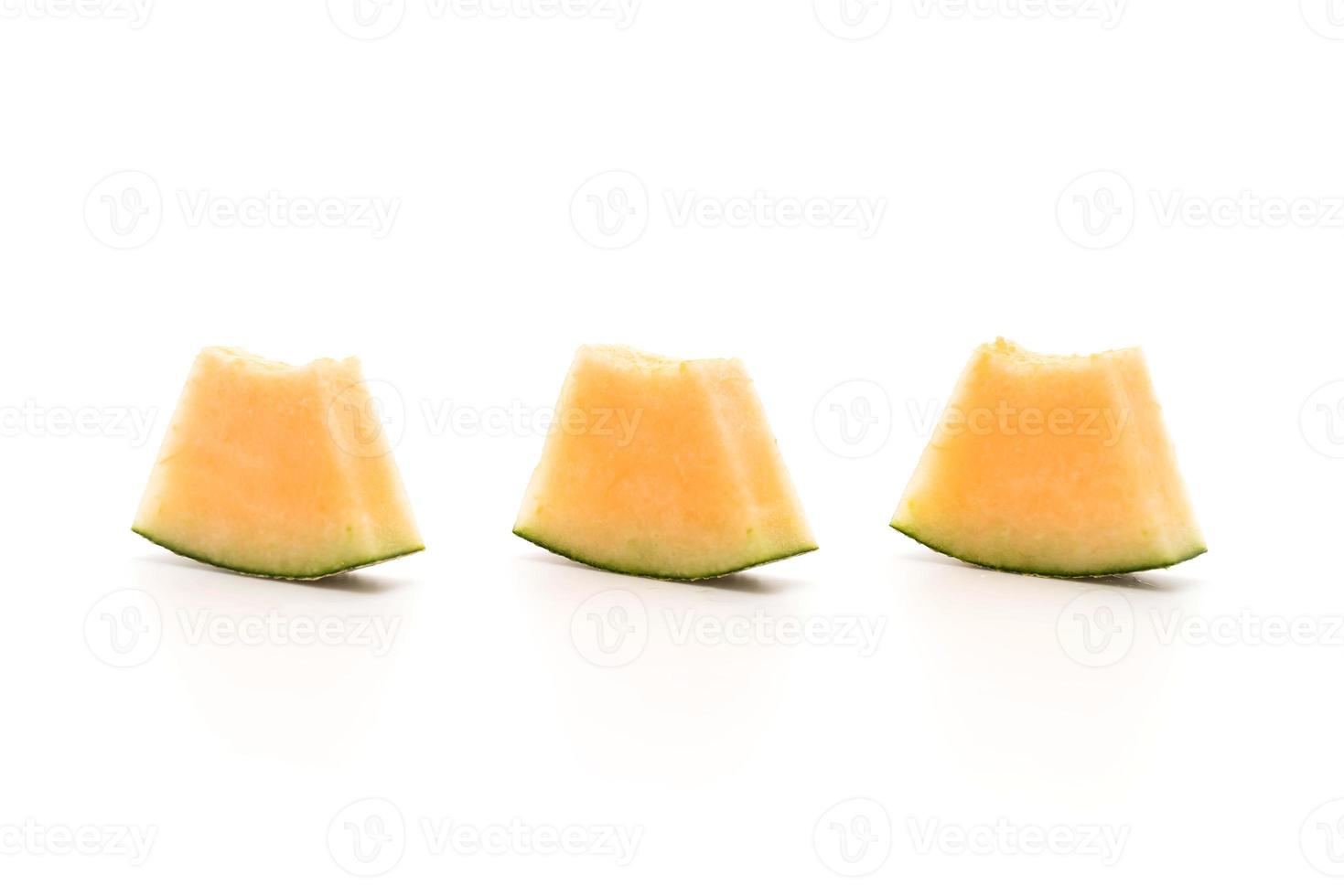 Melón cantalupo sobre fondo blanco. foto