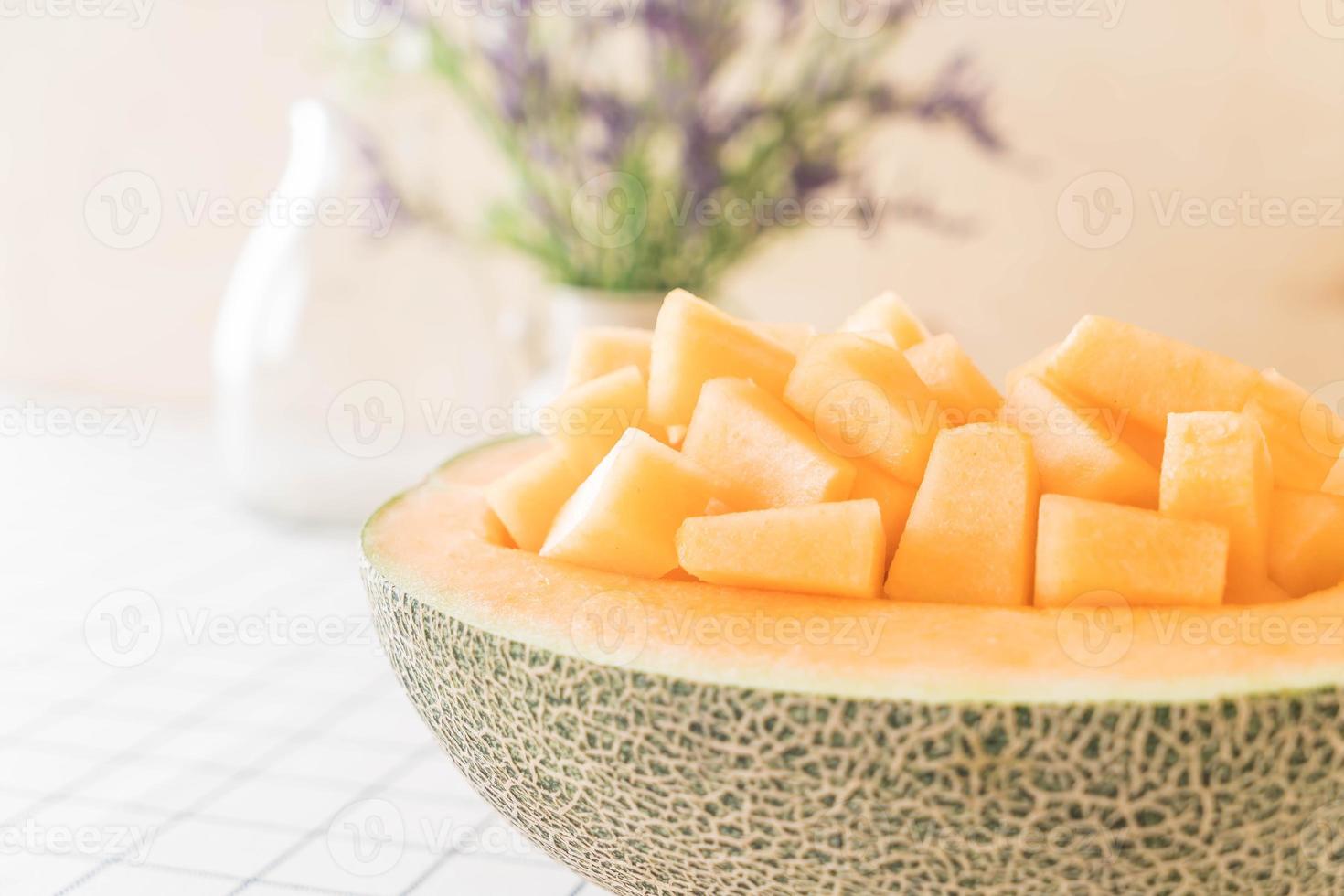 Melón cantalupo fresco de postre en la mesa foto