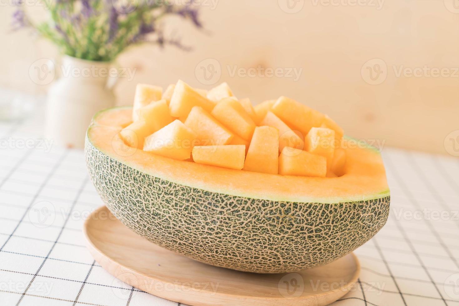 Melón cantalupo fresco de postre en la mesa foto