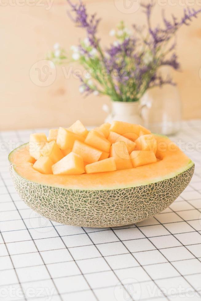 Melón cantalupo fresco de postre en la mesa foto