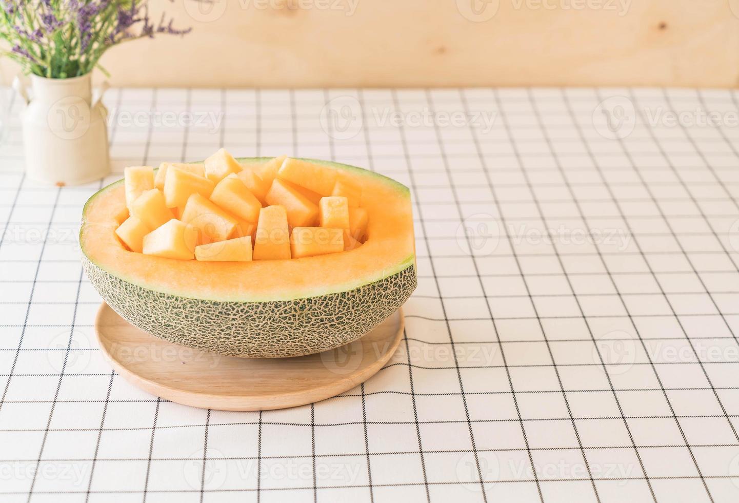 Melón cantalupo fresco de postre en la mesa foto