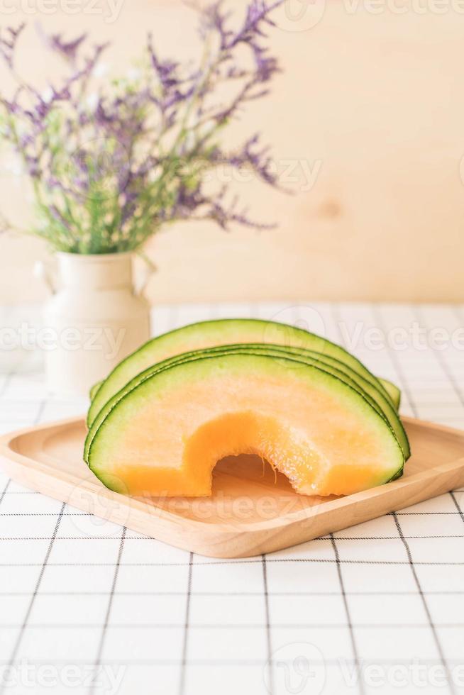 Melón cantalupo fresco de postre en la mesa foto