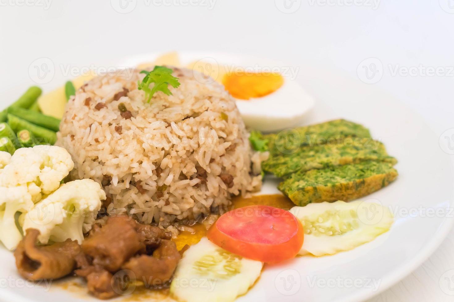 arroz frito con salsa de pasta de camarones y cerdo picado foto