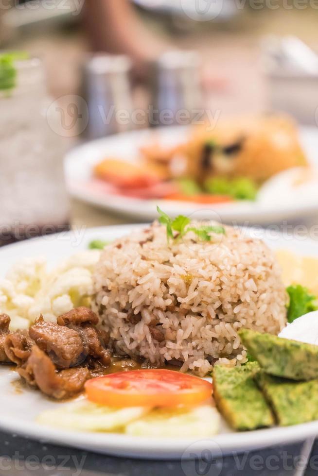 arroz frito con salsa de pasta de camarones y cerdo picado foto