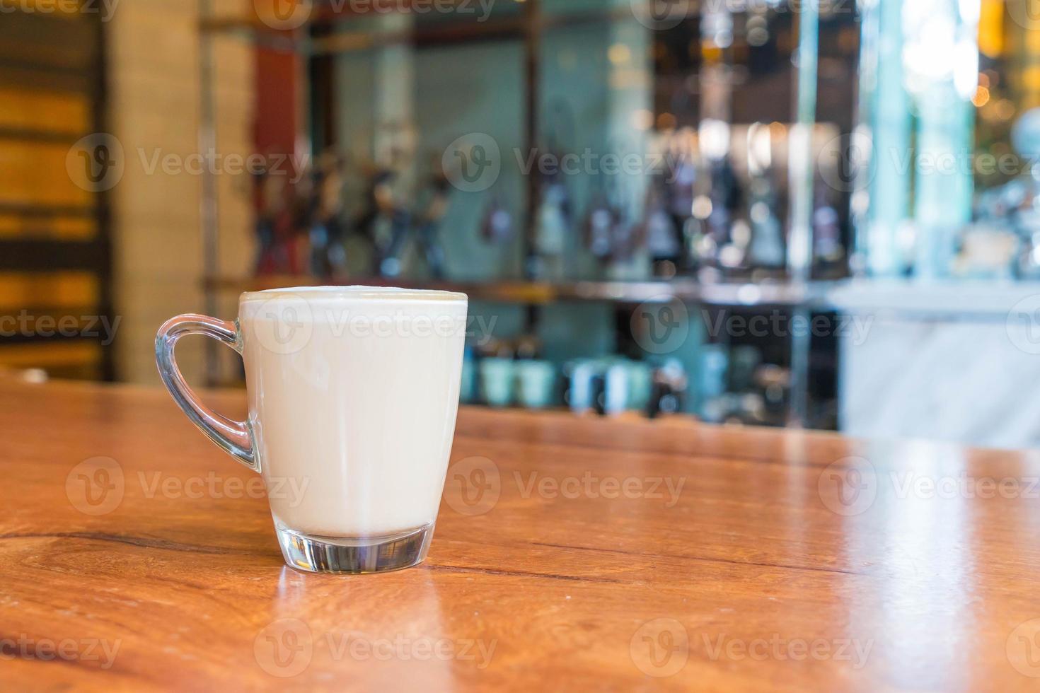 Taza de café con leche caliente en la cafetería. foto