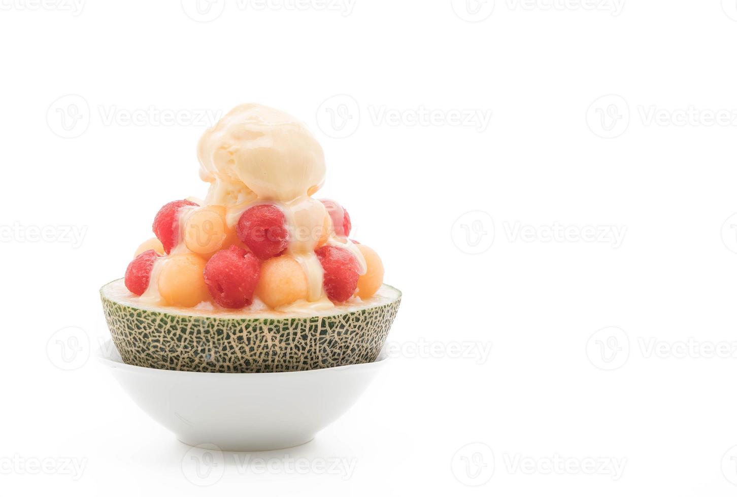 Ice melon bingsu, famoso helado coreano sobre fondo blanco. foto