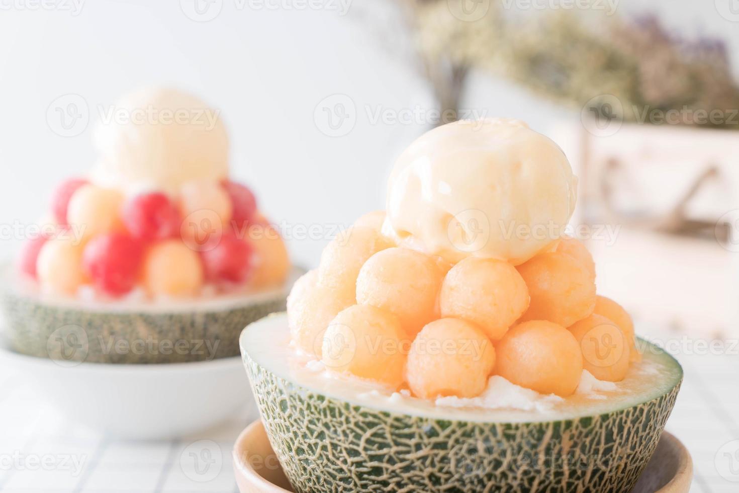 Ice melon bingsu, famoso helado coreano en la mesa foto