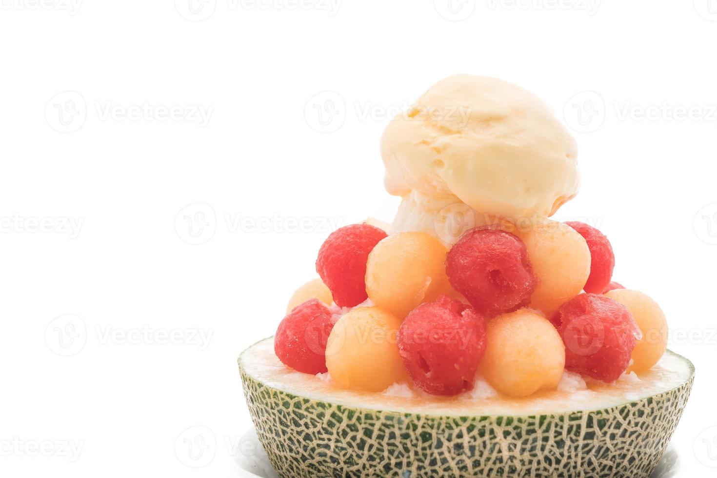 Ice melon bingsu, famoso helado coreano sobre fondo blanco. foto