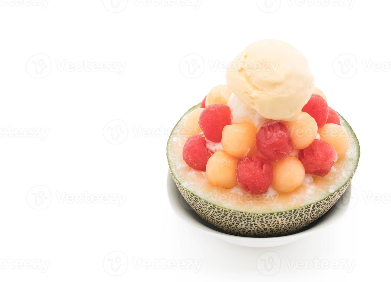 Ice melon bingsu, famoso helado coreano sobre fondo blanco. foto