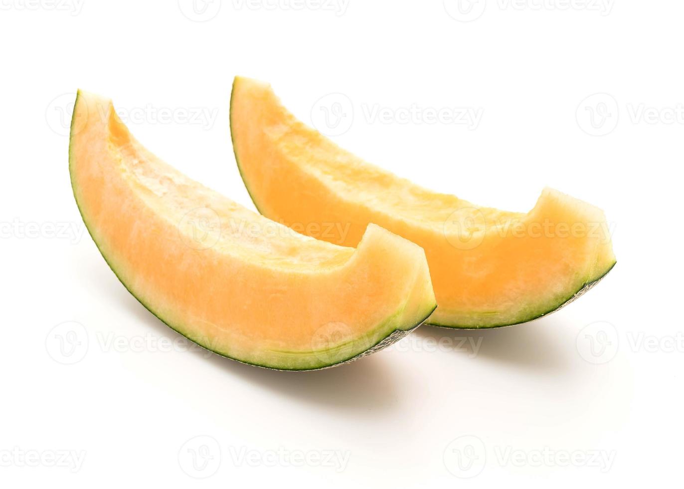 Melón cantalupo sobre fondo blanco. foto