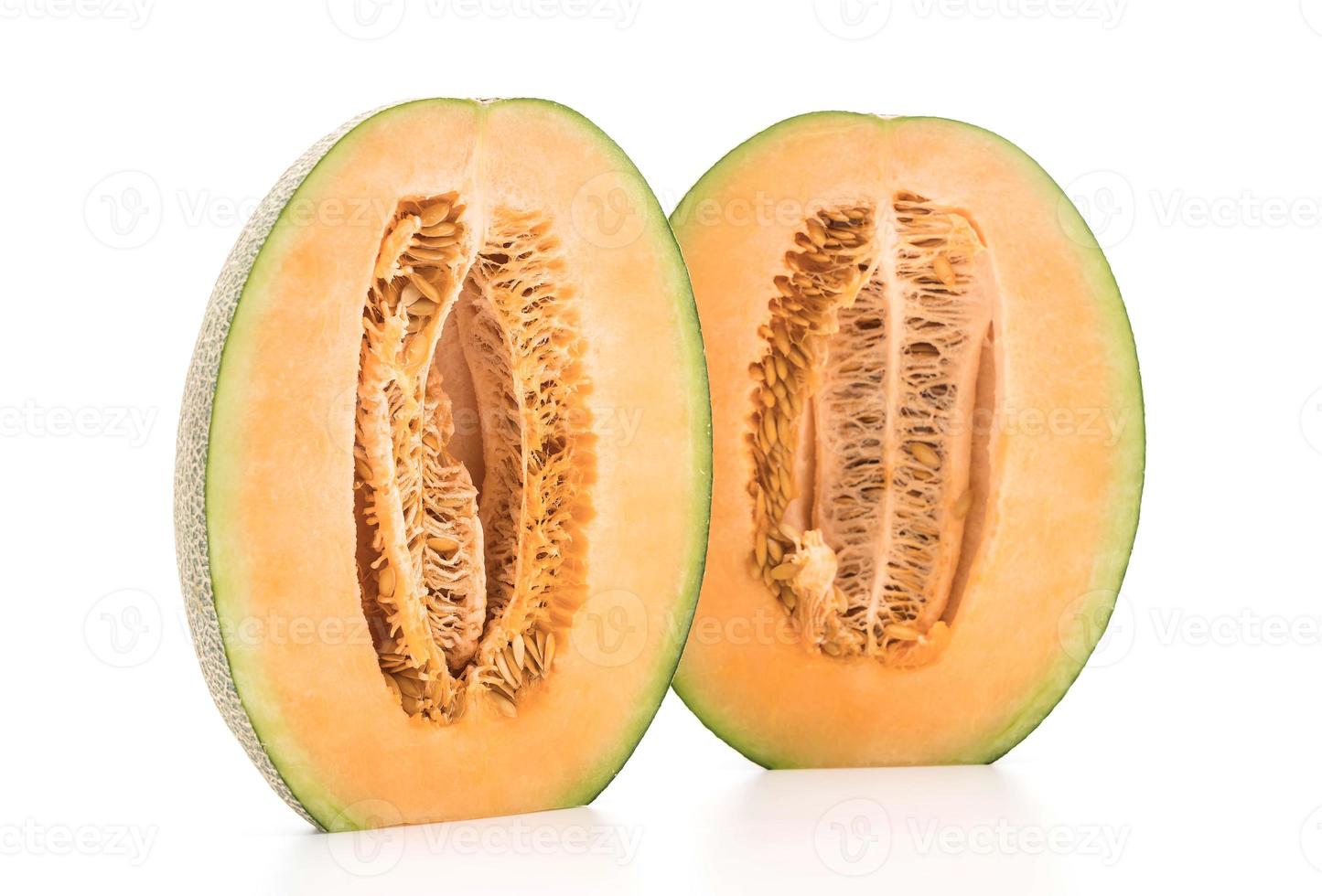 Melón cantalupo sobre fondo blanco. foto