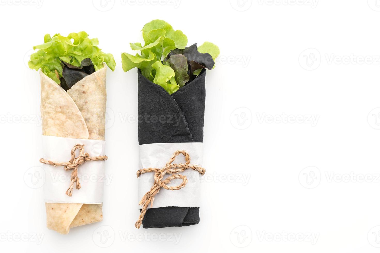 Envuelva el rollo de ensalada sobre fondo blanco. foto