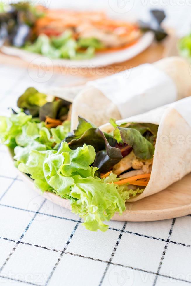 envuelva el rollo de ensalada en la mesa foto