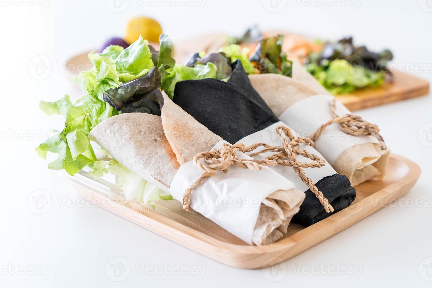 envuelva el rollo de ensalada en la mesa foto