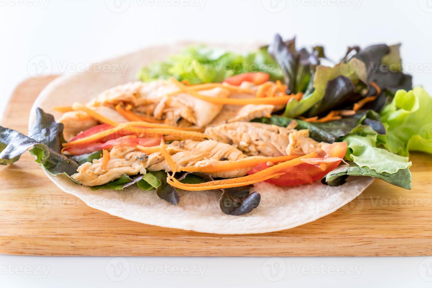 envuelva el rollo de ensalada en la mesa foto