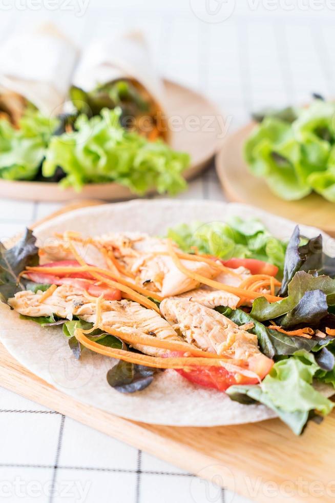 envuelva el rollo de ensalada en la mesa foto