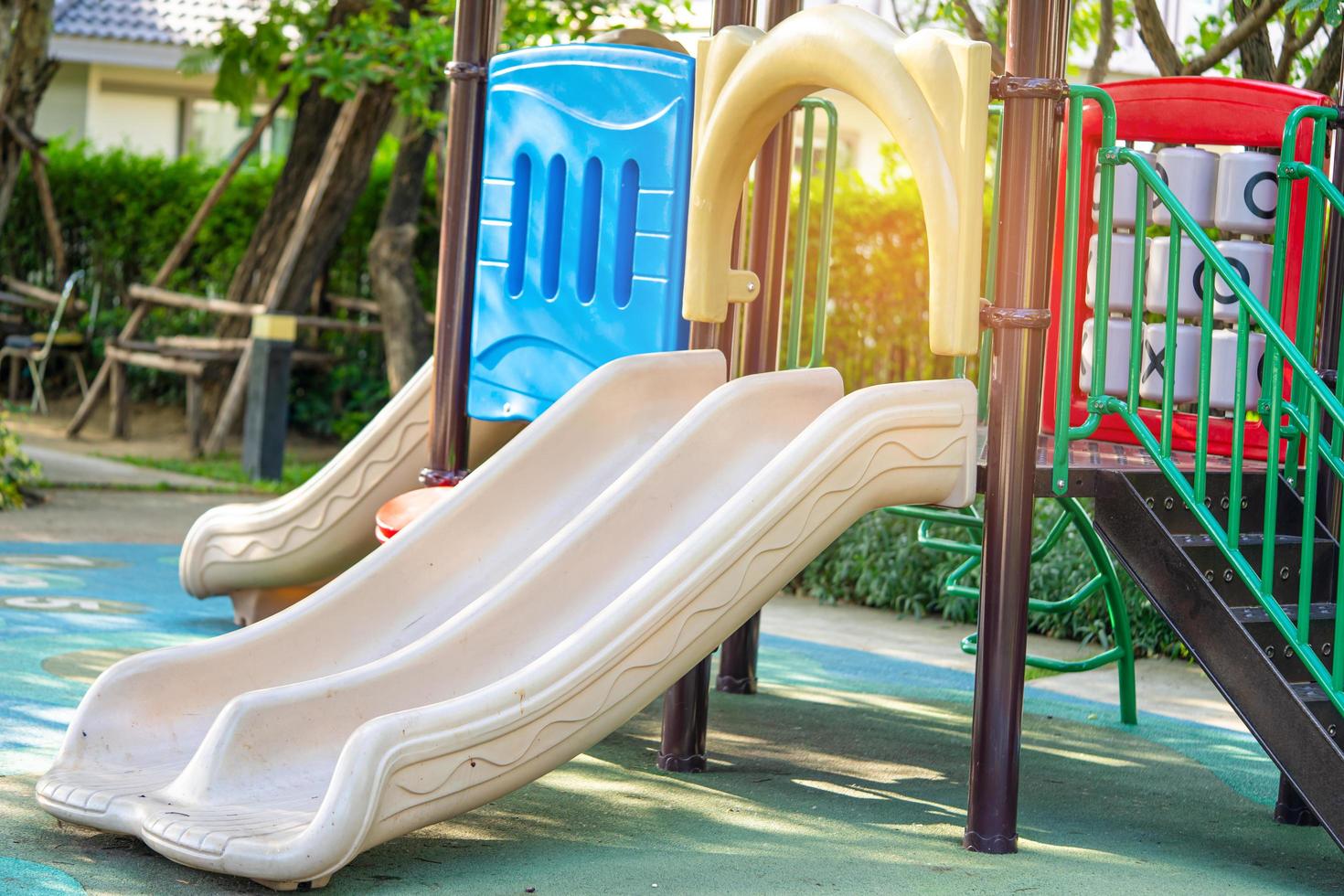 patio de la escuela de jardín de infantes al aire libre para niños foto