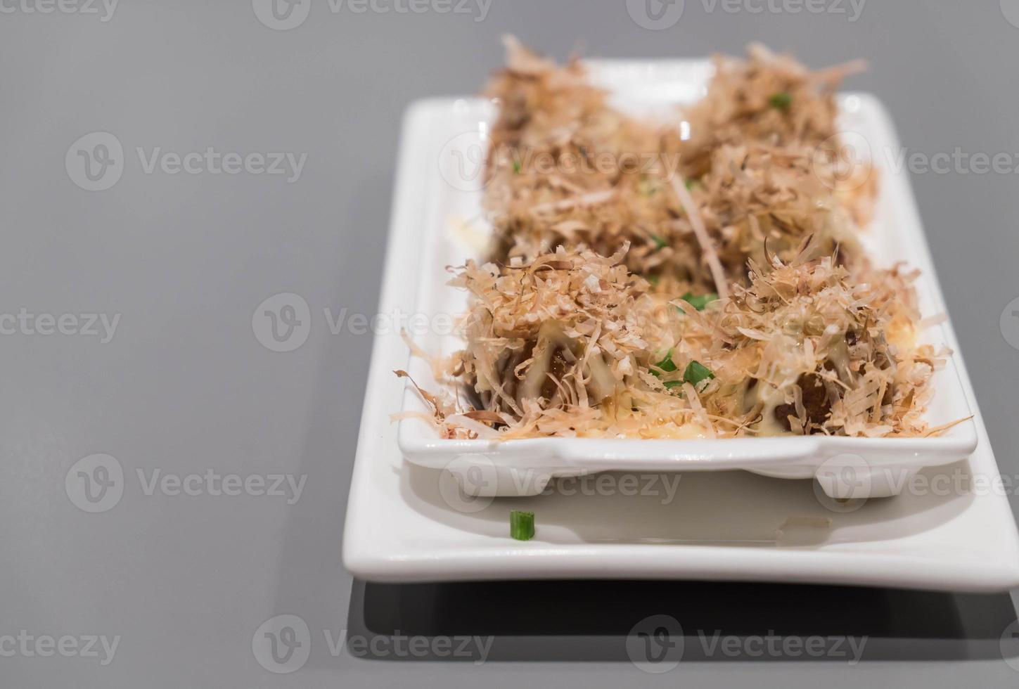 Takoyaki en plato blanco - comida japonesa foto