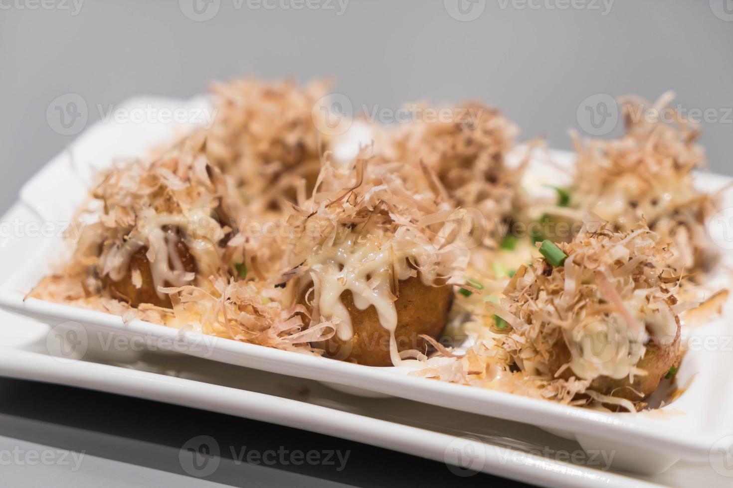 Takoyaki en plato blanco - comida japonesa foto