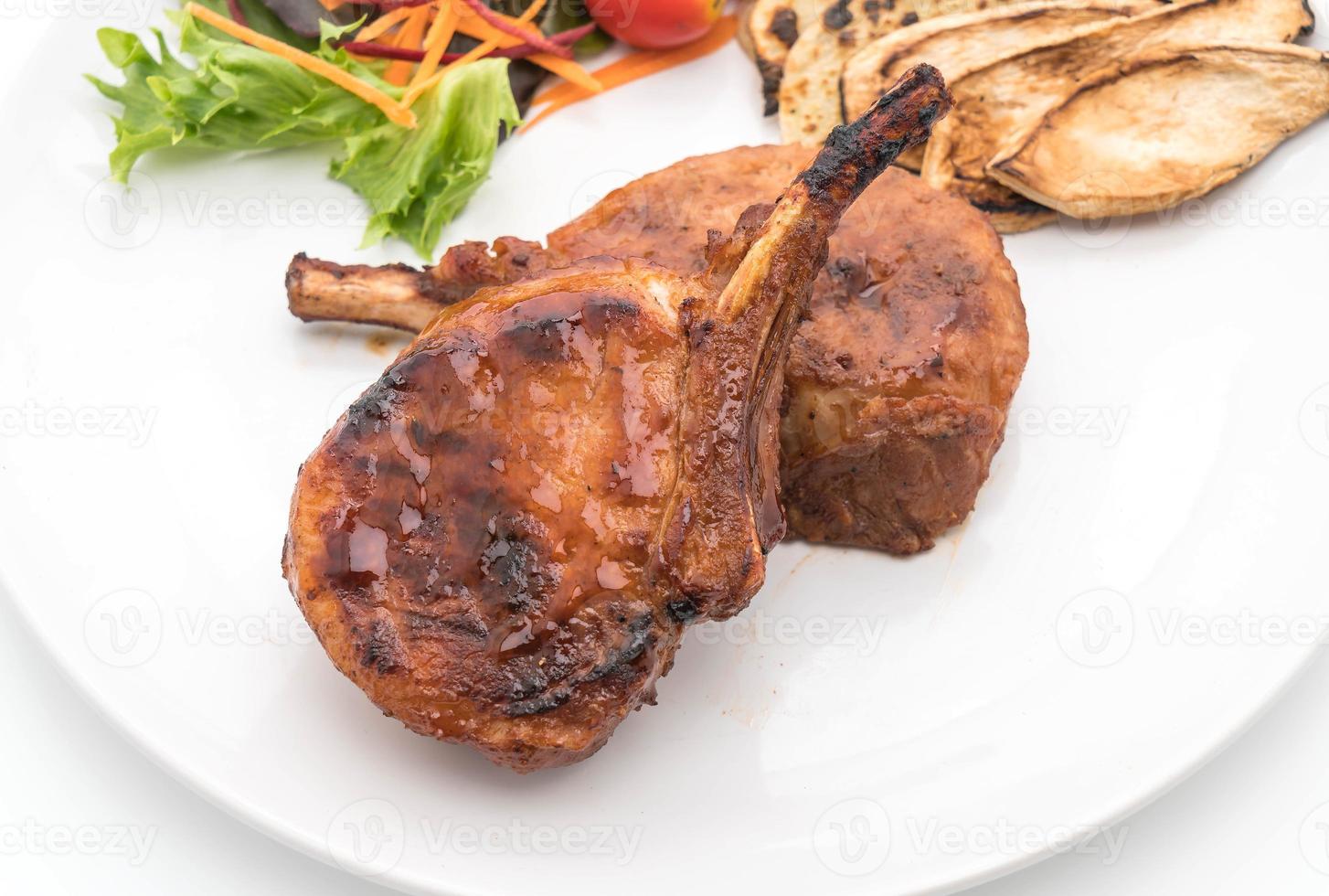 Filete de chuleta de cerdo sobre fondo blanco. foto