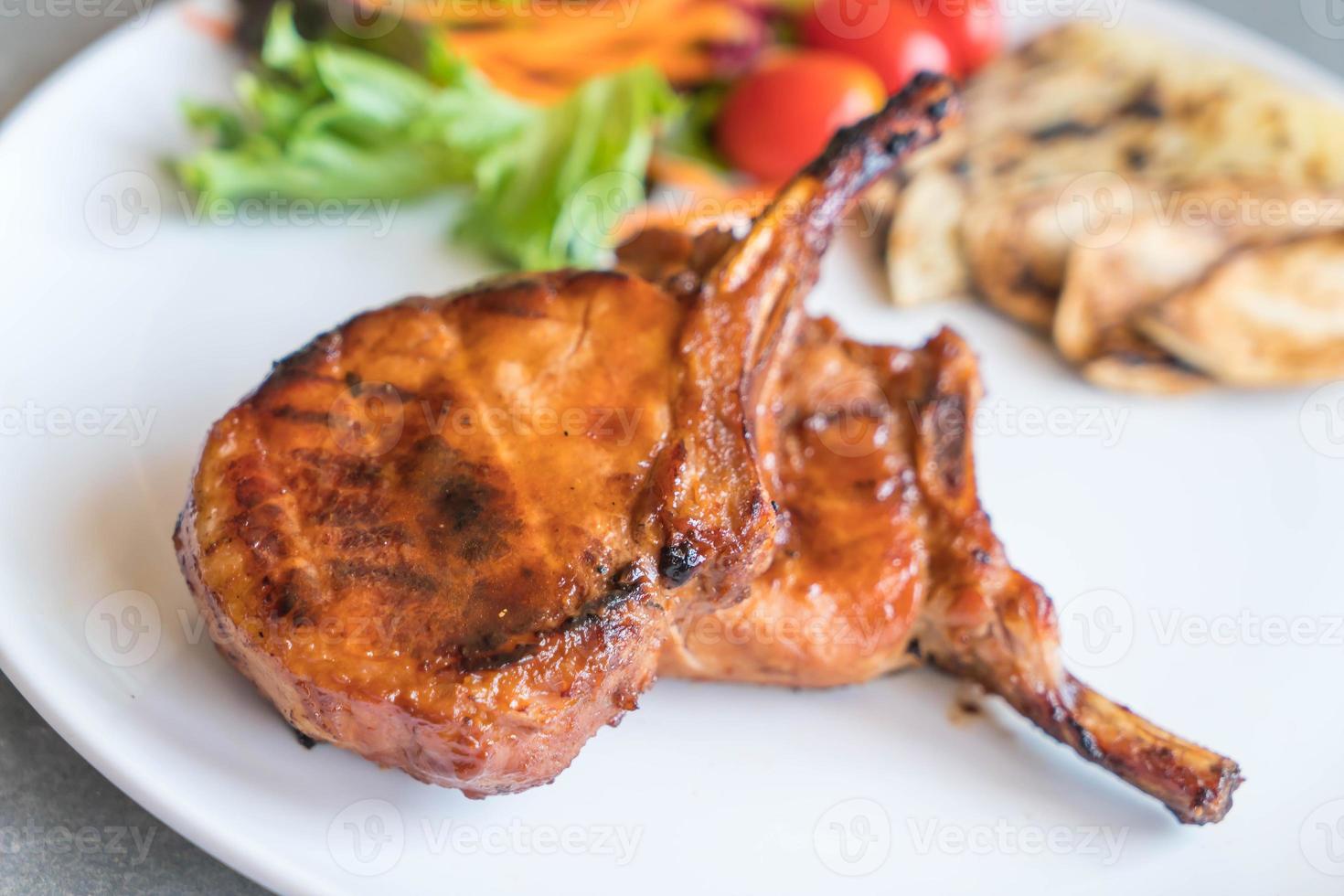 filete de chuleta de cerdo en la mesa foto