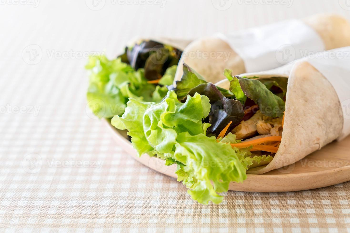 envuelva el rollo de ensalada en la mesa foto