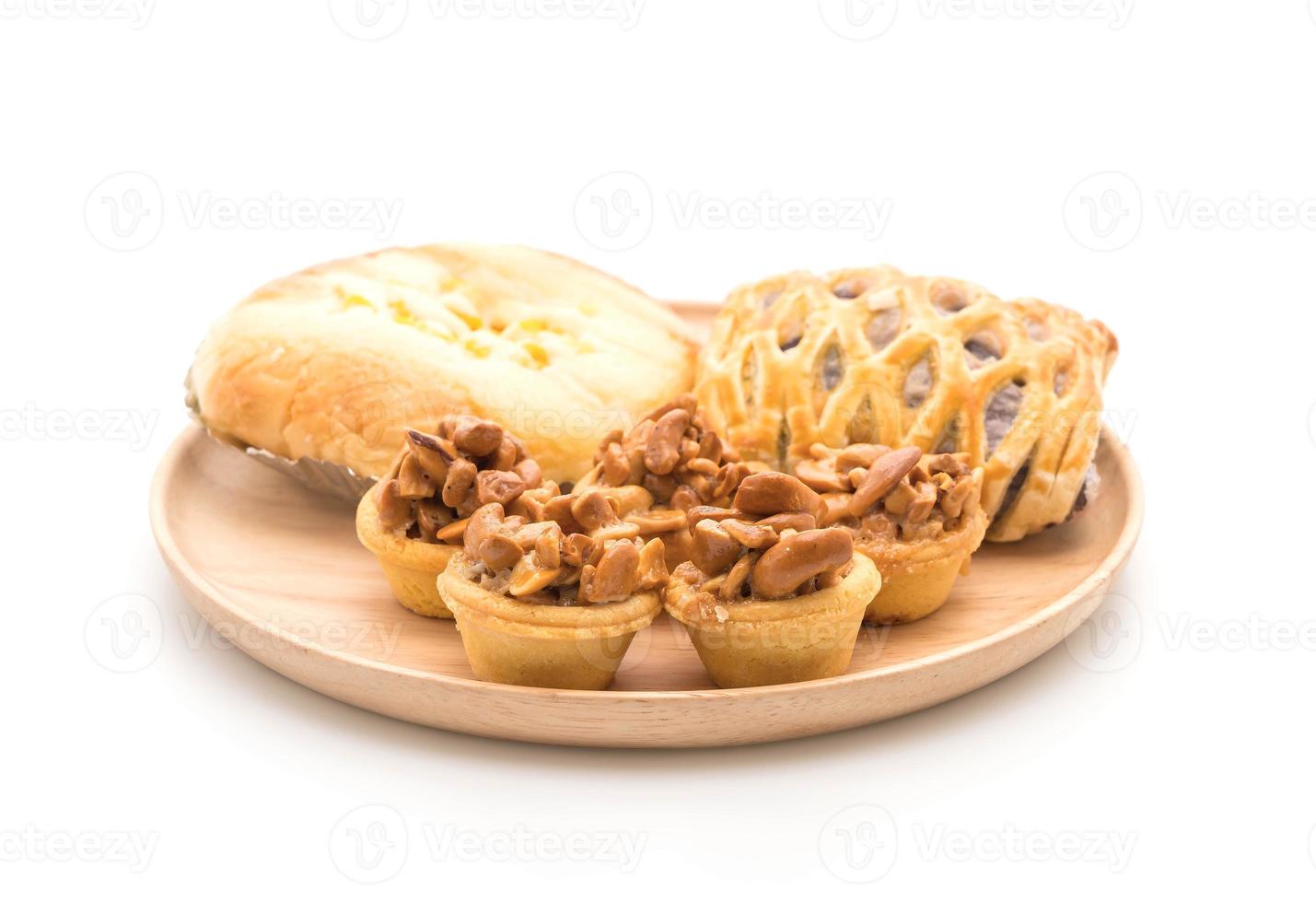 Pastel de toffee, pan con mahonesa de maíz y tartas de taro sobre fondo blanco. foto