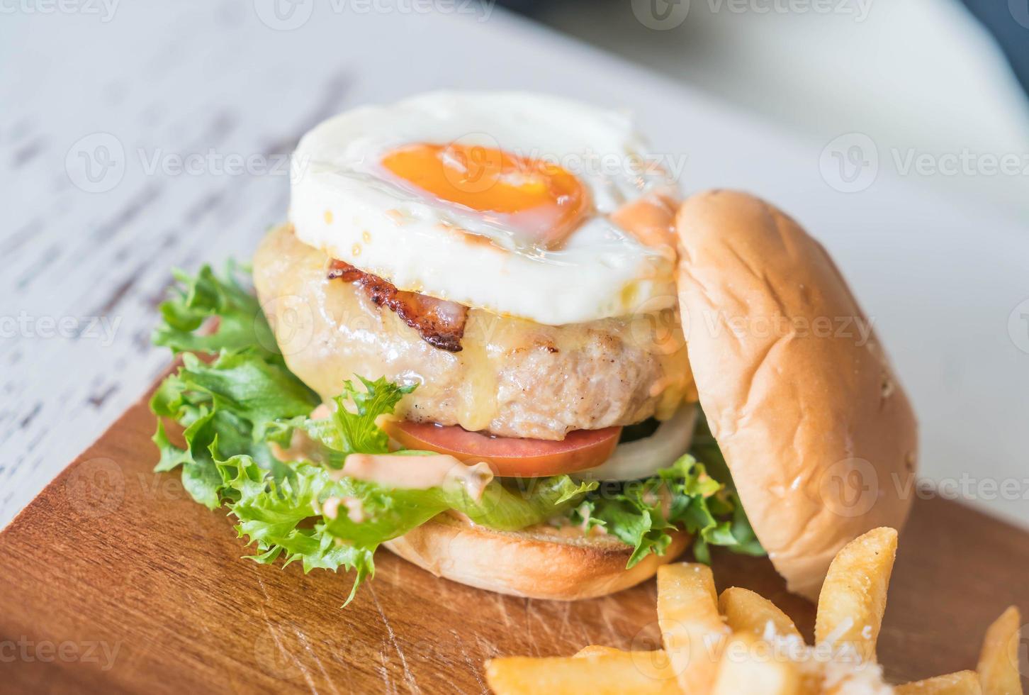 hamburguesa de cerdo con queso y patatas fritas foto