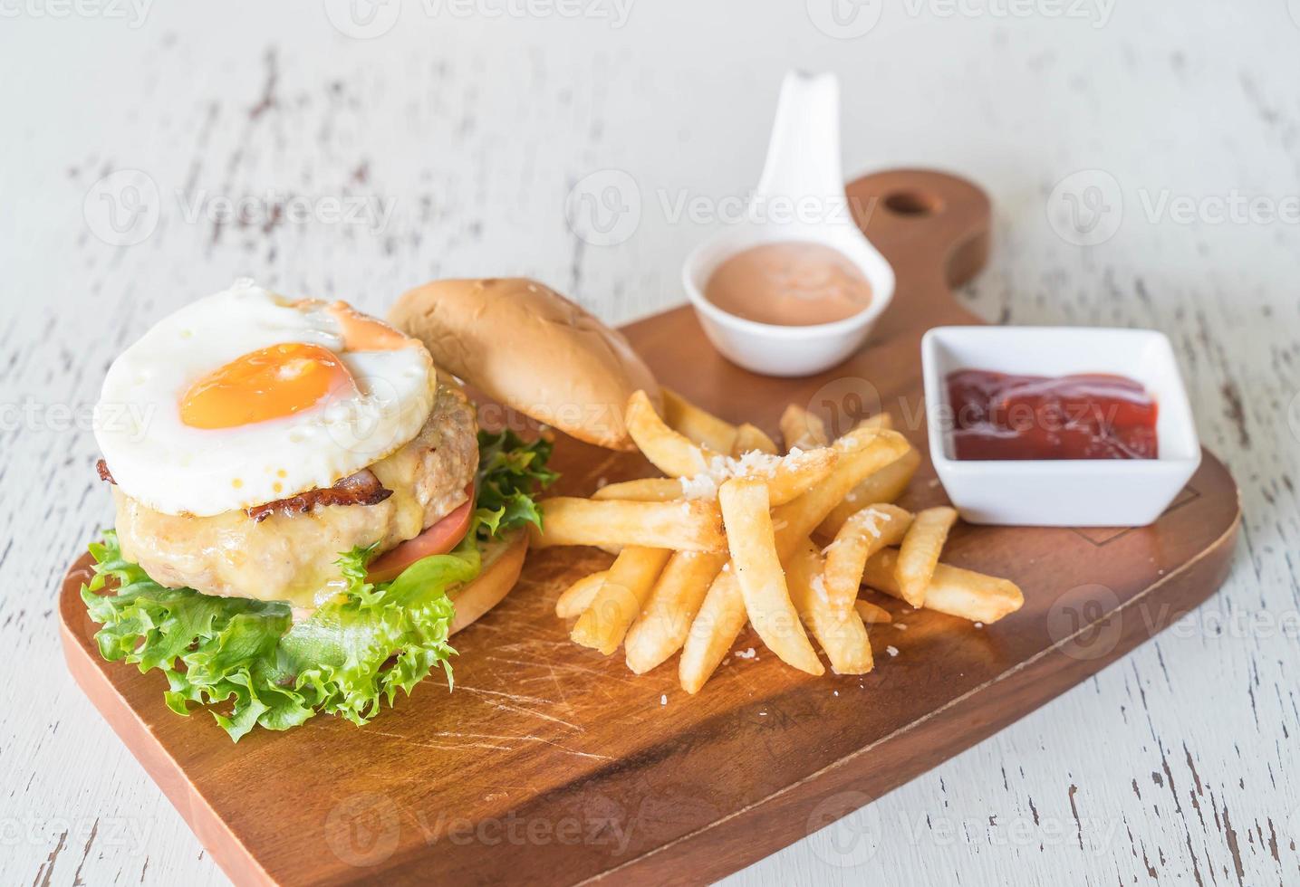 hamburguesa de cerdo con queso y patatas fritas foto