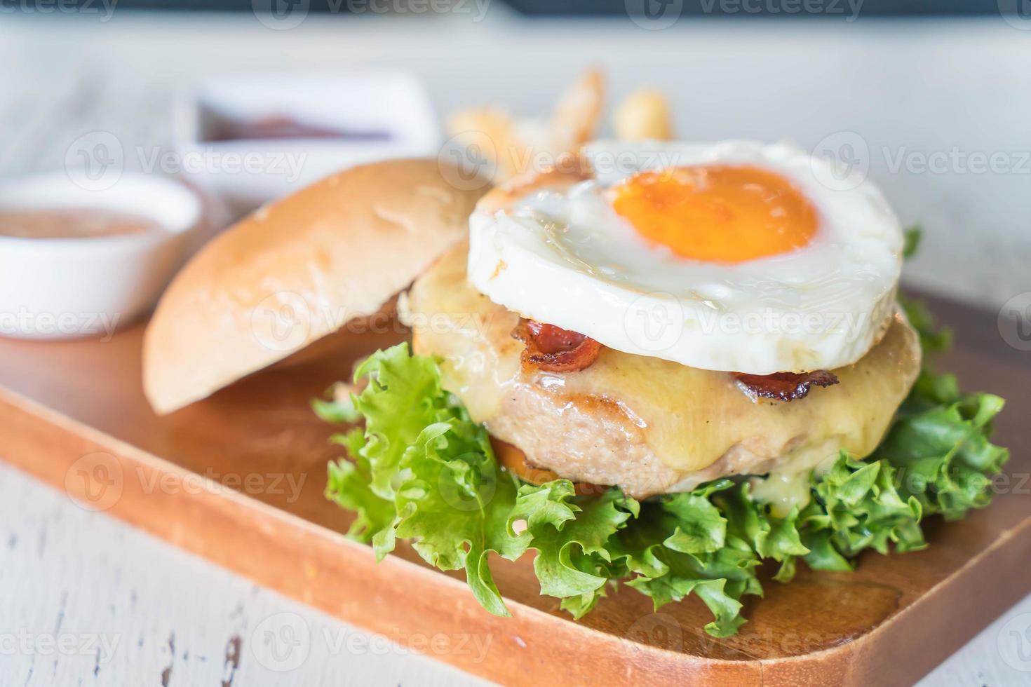 hamburguesa de cerdo con queso y patatas fritas foto