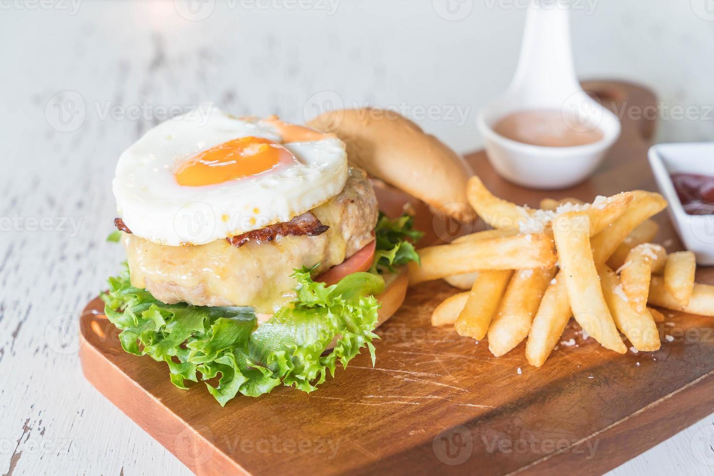 hamburguesa de cerdo con queso y patatas fritas foto