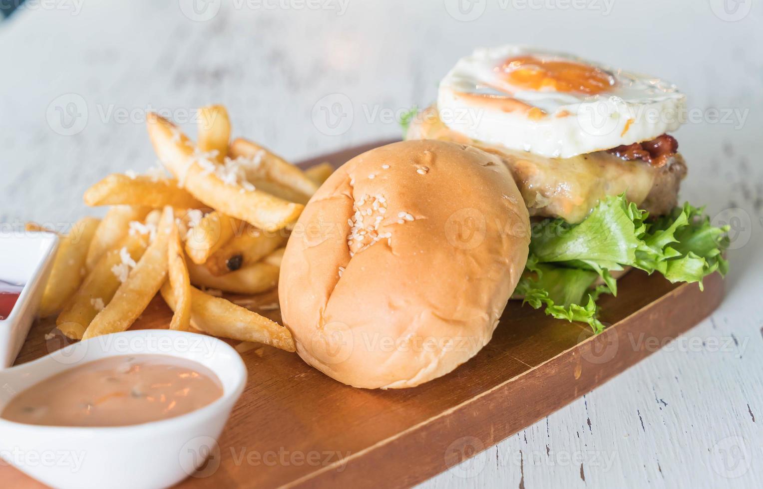 hamburguesa de cerdo con queso y patatas fritas foto