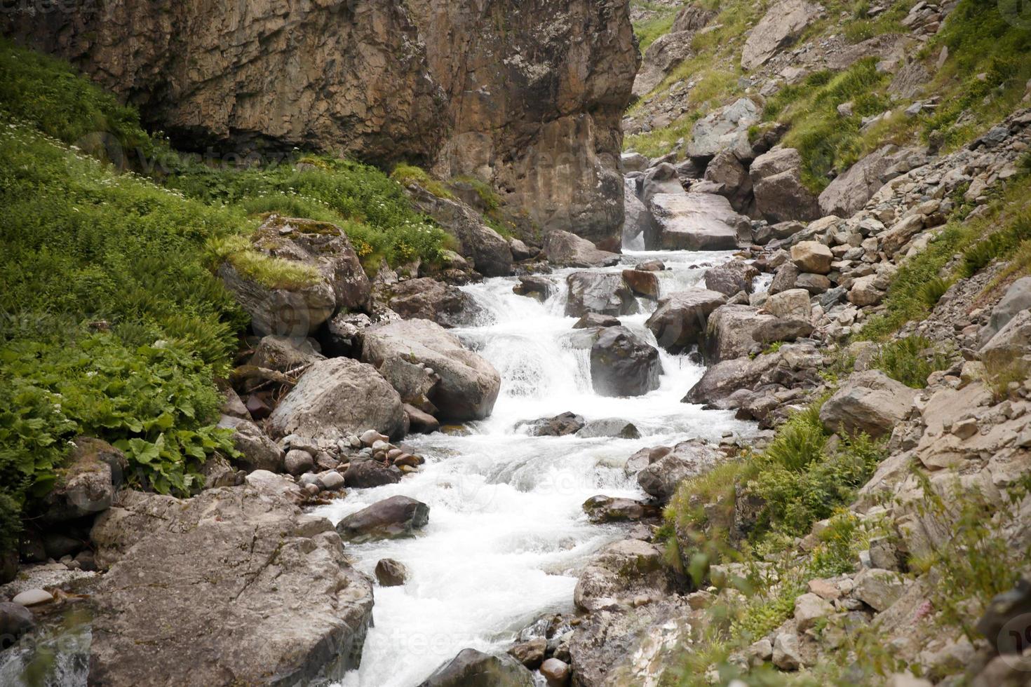 karadeniz rize cat village stream, turquía, vista de la meseta foto