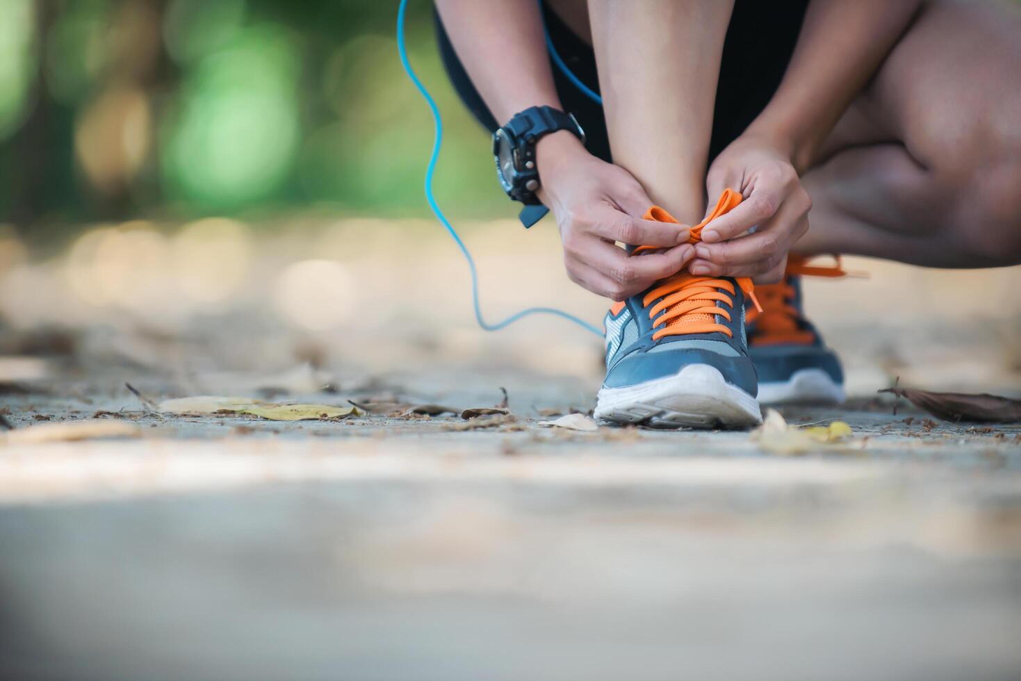 joven fitness mujer sentada atar sus zapatos antes de ir a correr. foto