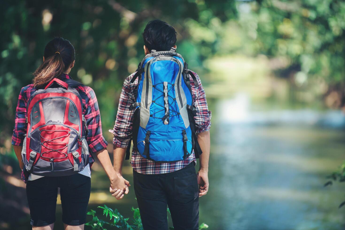 pareja de senderismo en el bosque juntos. vacaciones de viajes de aventura. foto