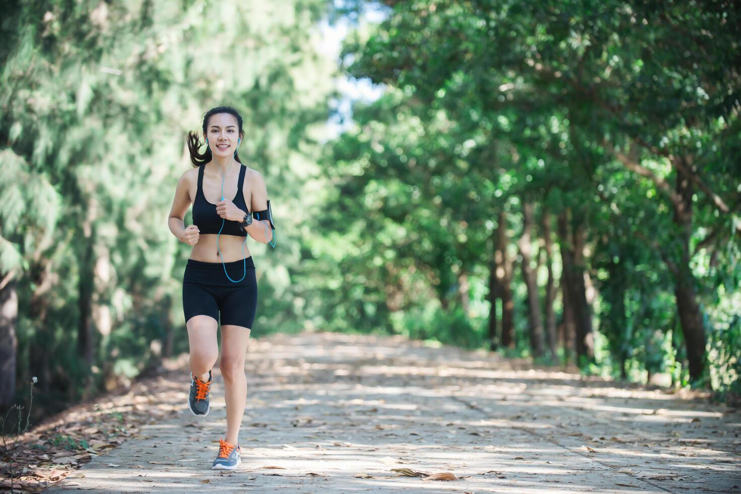 mujer joven fitness para correr en el parque. foto