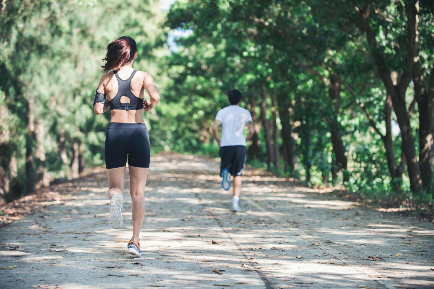 pareja joven corriendo en el parque. foto