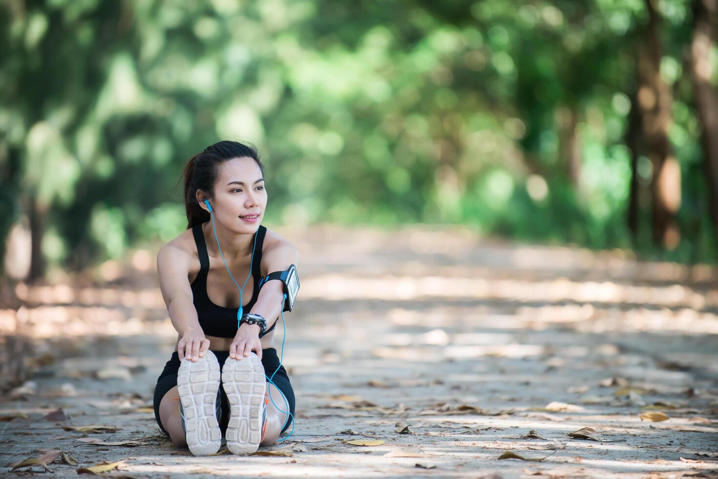 mujer joven fitness estirando las piernas antes de correr. foto