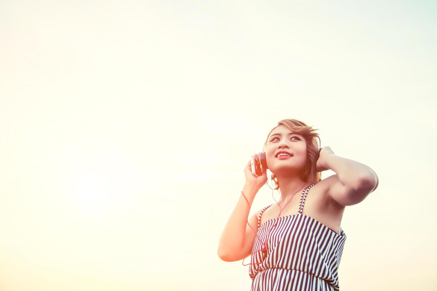 Mujer sexy relajada respirando y escuchando música desde un teléfono inteligente foto