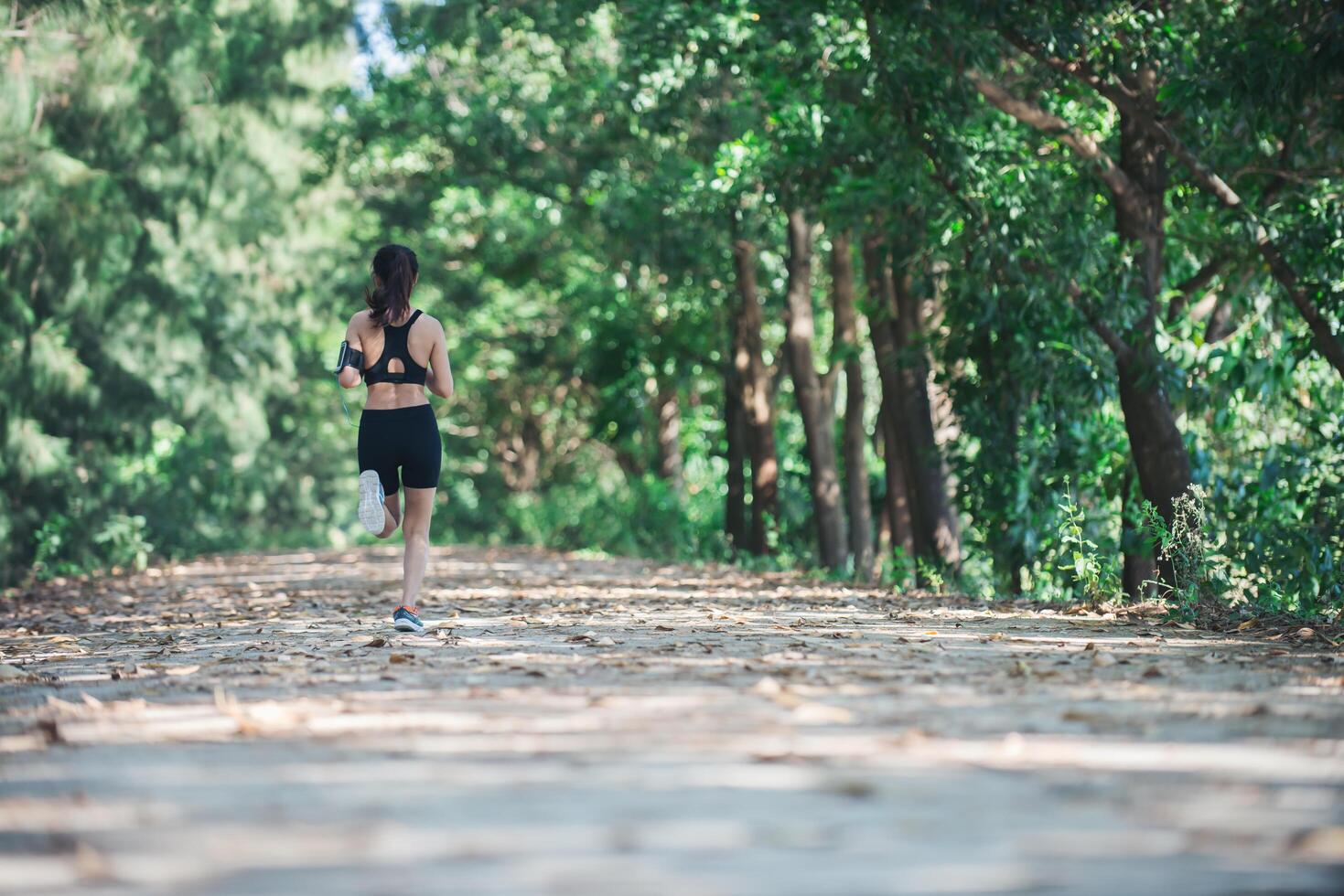 mujer joven fitness para correr en el parque. foto