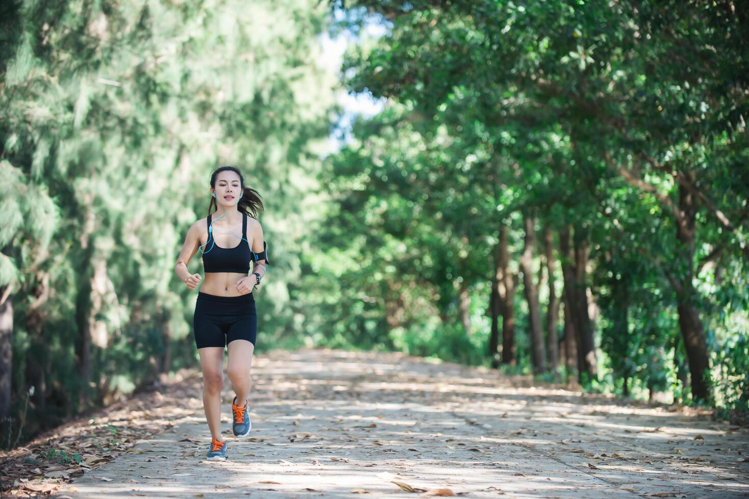 mujer joven fitness para correr en el parque. foto