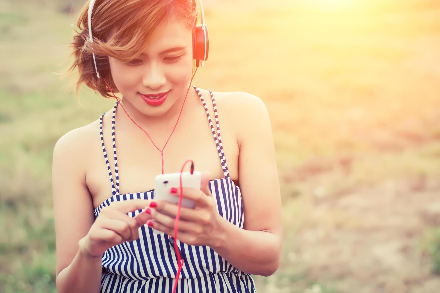 mujer sexy con smartphone para escuchar música con auriculares foto