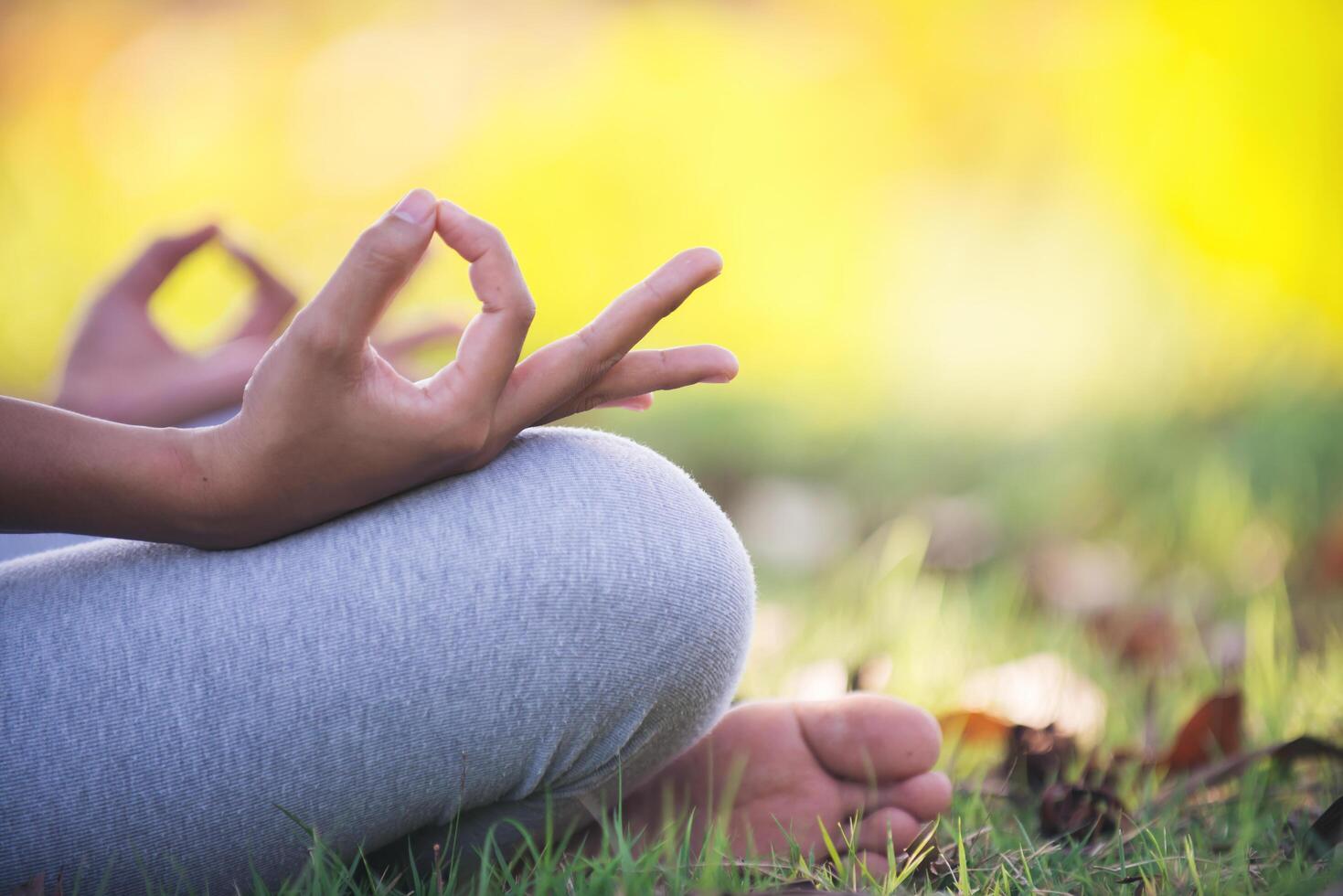 joven, mujer asiática, hacer, yoga, en el parque foto