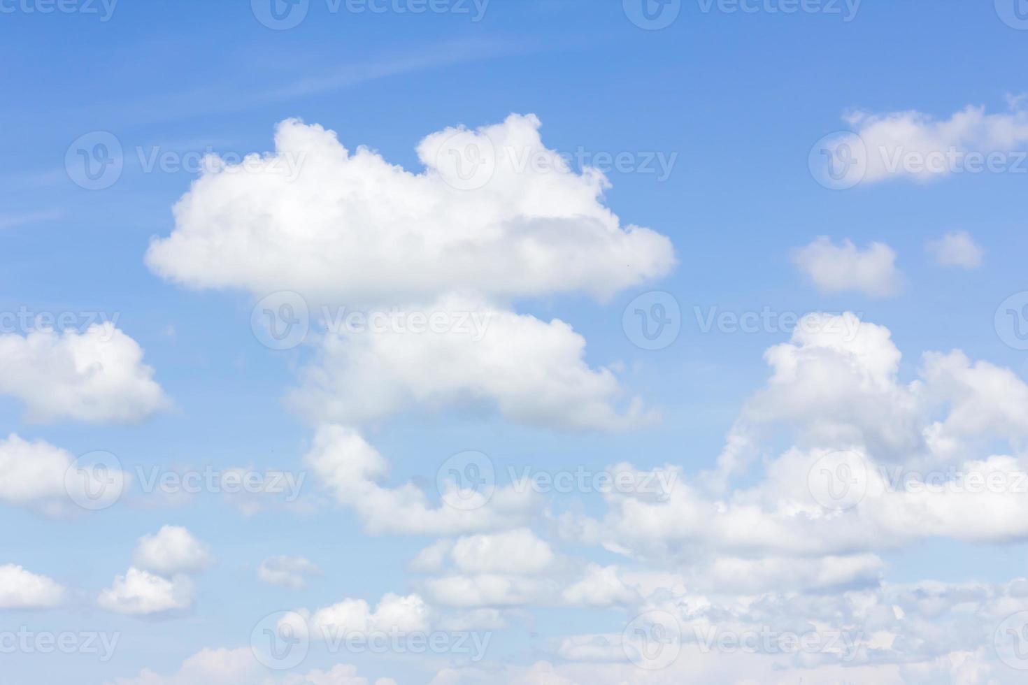 cielo azul con nubes foto