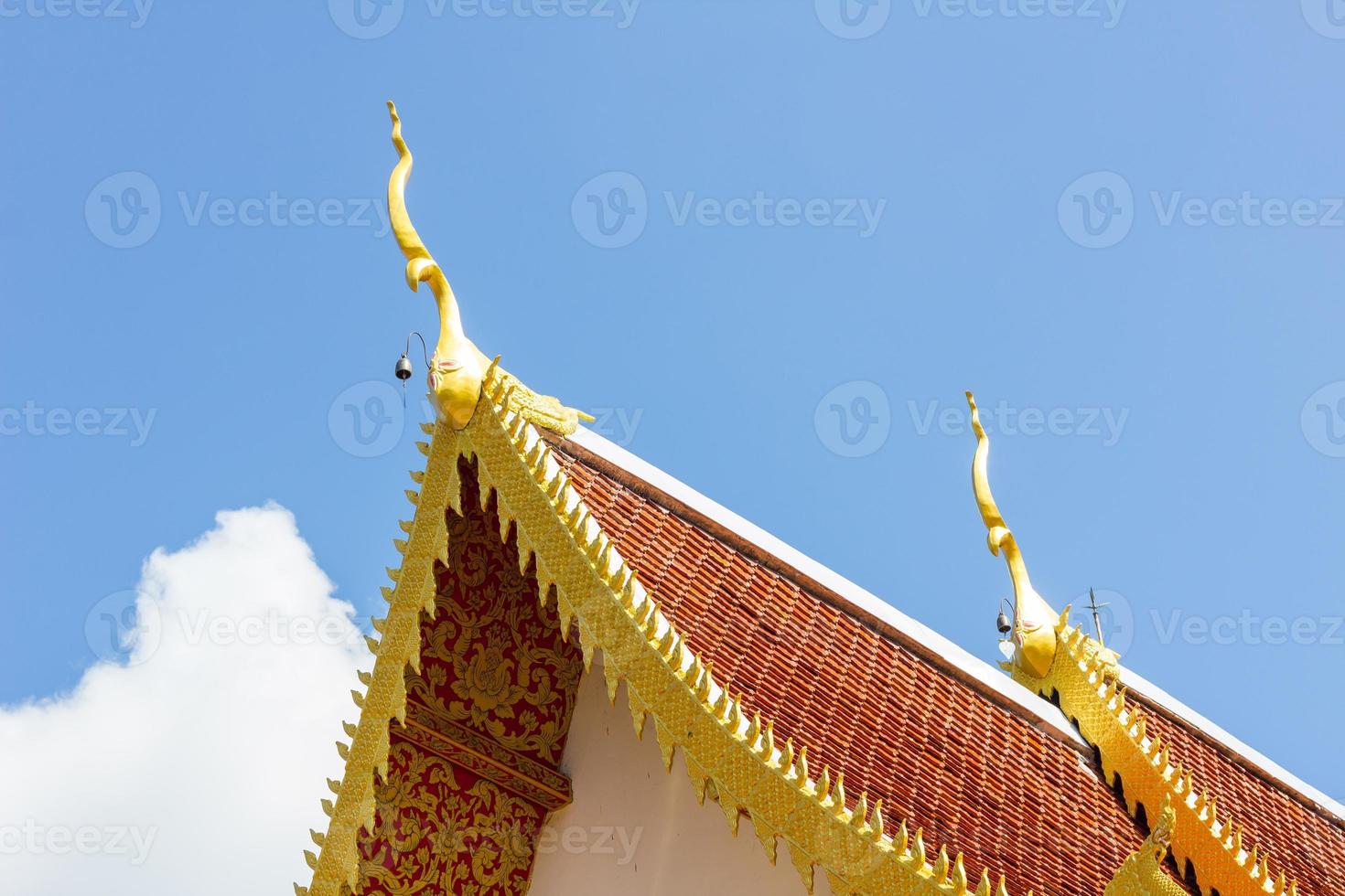 ápice del hastial en el techo del templo real en chiang rai, tailandia. foto