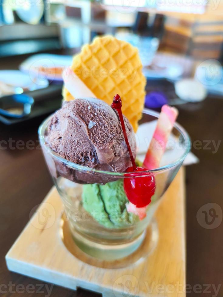 delicioso helado de chocolate y té verde después del almuerzo foto