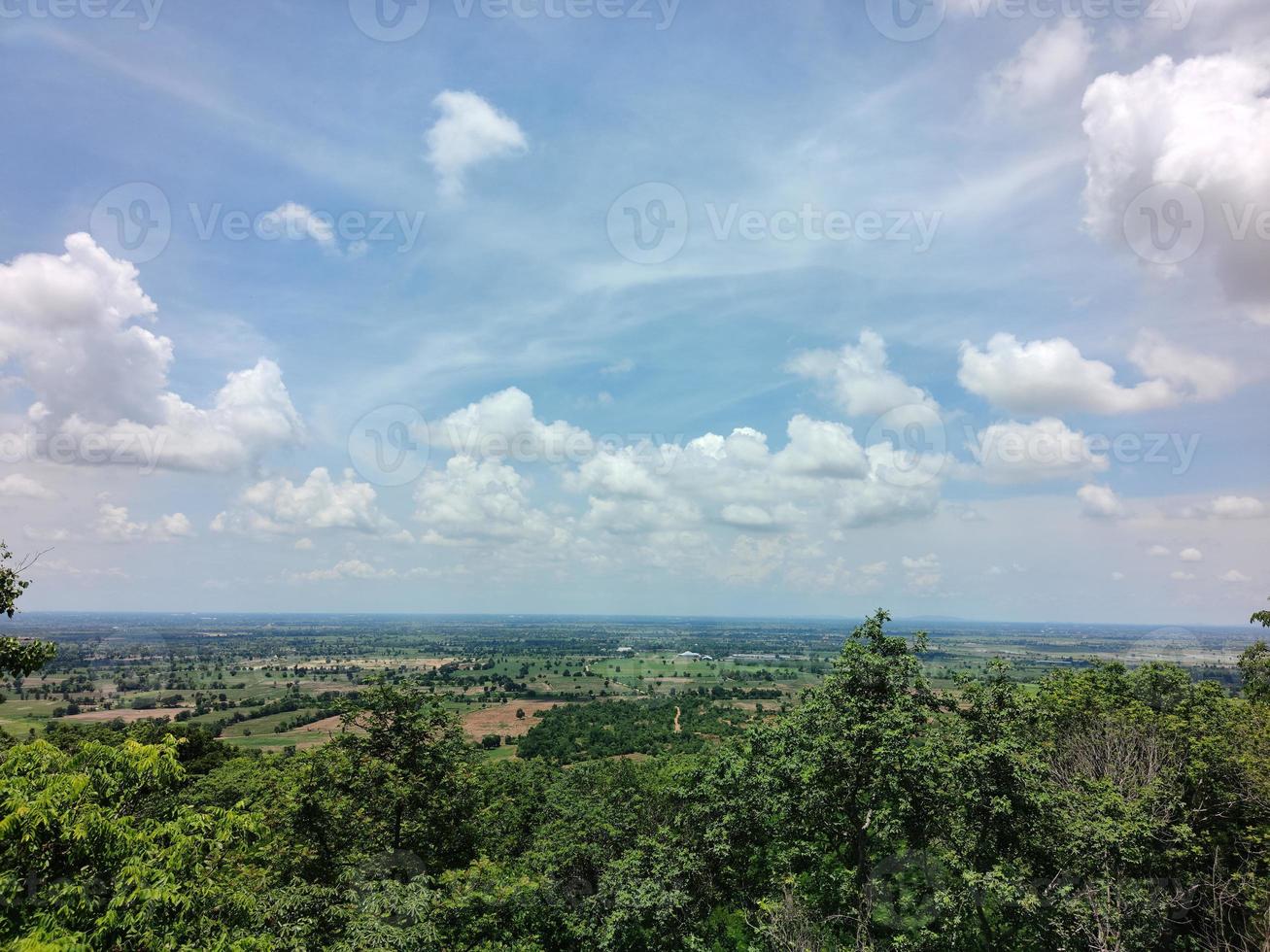 bosque y cielo azul nublado paisaje de fondo en tailandia foto