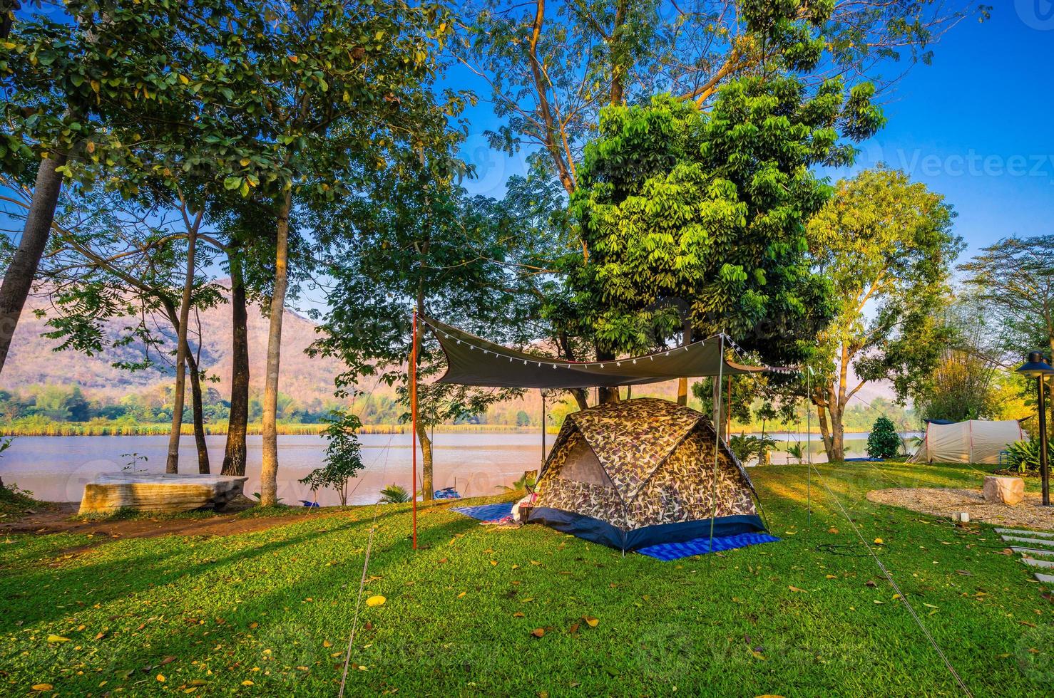 Camping y carpa en el parque natural cerca del lago. foto