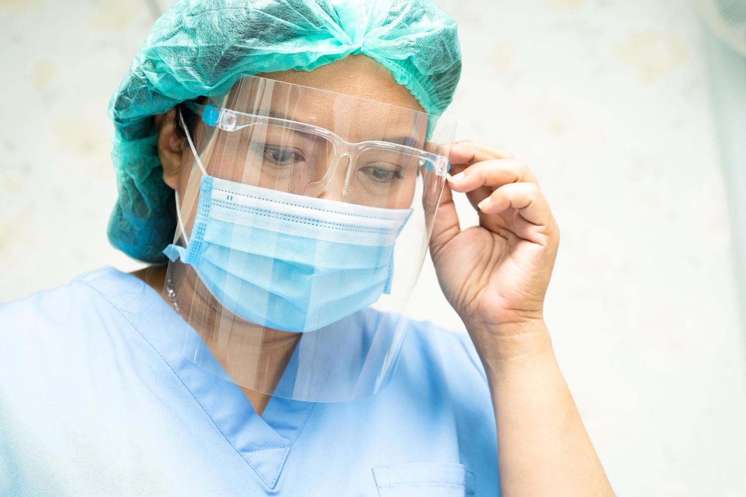 médico asiático con traje de ppe protege el coronavirus covid-19 foto