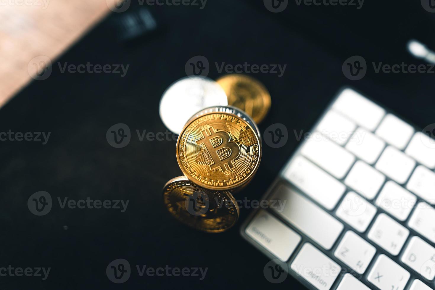 monedas bitcoin en un escritorio de madera foto